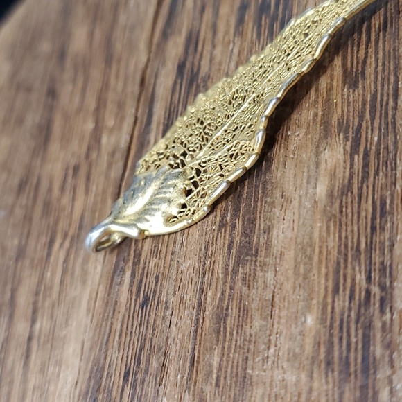 P131 gold tone harvest floss leaf pendant - Picture 2 of 2